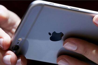 Una función en el software de algunos modelos de iPhone, incluido el 7 (foto), se aplica para "evitar apagones", dice Apple