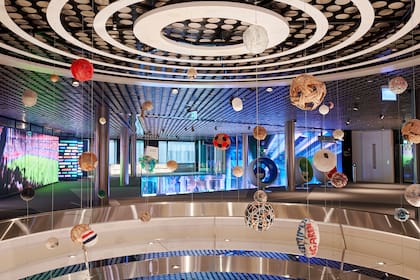 Una "galaxia" recreada con pelotas de todos los mundiales.