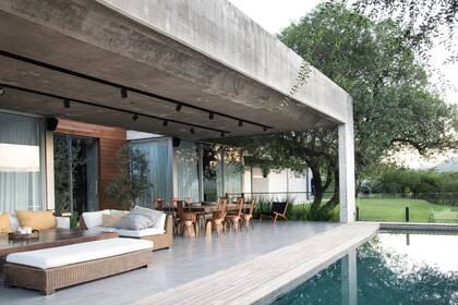 Una galería: La pileta da continuidad al espacio de la galería. Sin un borde ni un cantero de plantas alrededor de la pileta, se destaca el paisaje, para descansar con vista a las sierras (Carola Marfort, The Atar)