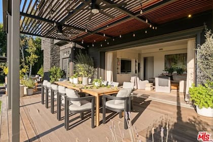 Una galería techada ofrece un espacio de estar al aire librea a pasos de la casa y se conecta con el living interior