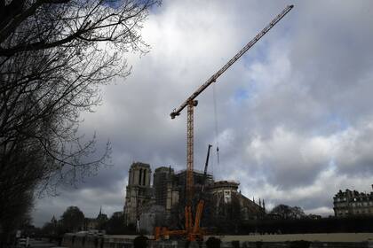 Una gigantesca grúa llegó a las inmediaciones de la Catedral de Notre Dame el pasado 16 de diciembre para ayudar con las tareas de reparación