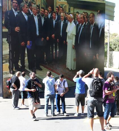 Una gigantografía de la selección con el Papa decora el predio argentino en Belo Horizonte