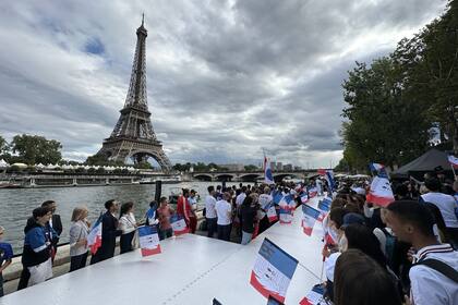 Una gira preolímpica por el Sena, con la Torre Eiffel al fondo, organizada el 25 de julio de 2023