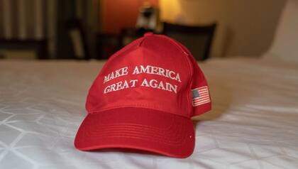 Una gorra con el lema de Donald Trump “Make America Great Again” (MAGA)