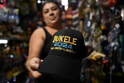 Una gorra del presidente de El Salvador, Nayib Bukele, se vende en el mercado Ex Cuartel de San Salvador, el 30 de enero de 2024.