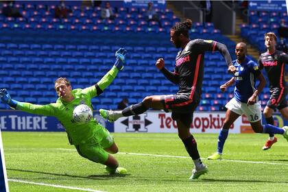 Una gran atajada del arquero del Leeds, que salvó el empate y mantuvo la valla de Cardiff