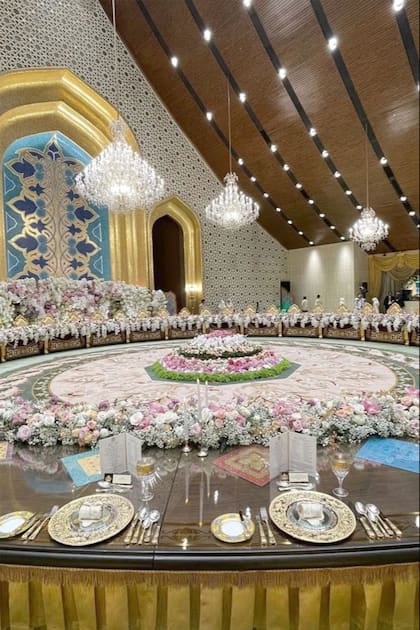 Una gran cantidad de arreglos flores adornaron el salón del palacio real en el que se celebró la recepción nupcial.