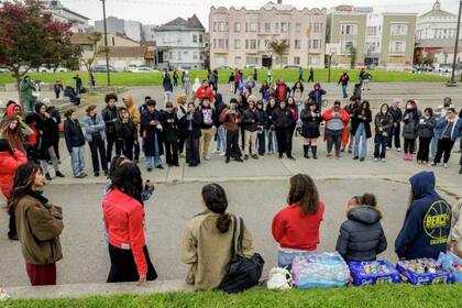 Una gran cantidad de fanáticos se reunieron en Wilma Chan Park, Oakland, California, para presenciar su concurso de imitadores de Zendaya (Brontë Wittpenn)