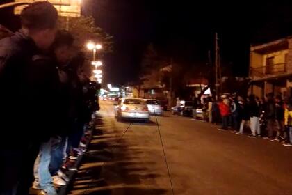 Una gran cantidad de personas seguía las picadas en la avenida Eva Perón, en Morón