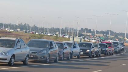 Una gran cantidad de vehículos circula por el puente fronterizo entre la provincia de Misiones y Paraguay