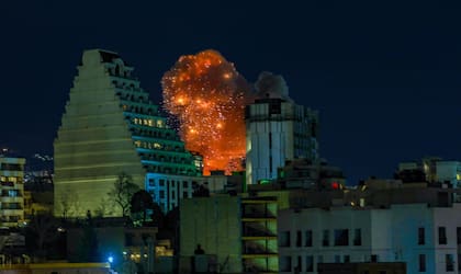 Una gran columna de humo en Teherán, capital de Irán, tras un ataque