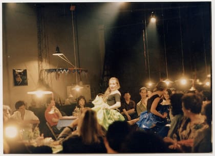 Una gran comilona en medio de un banquete performático fue una de las propuesta que presentó en el lugar Paco Giménez en esa permanente mutación de un galpón que, a lo largo de una década, desplegó infinidad de formas