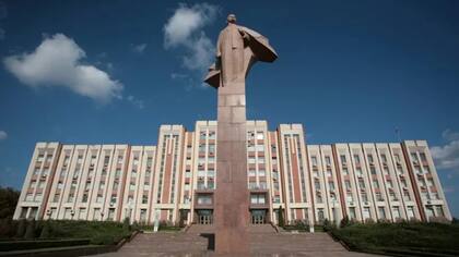 Una gran estatua de Lenin frente al edificio del Parlamento de Transnistria