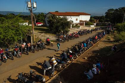 Una gran fila de motociclistas esperaba a cargar nafta en Aroa, Venezuela