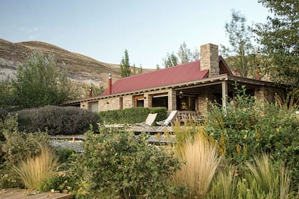 Una gran galería aterrazada es lugar de disfrute de los visitantes del Lodge Tres Ríos en Neuquén.