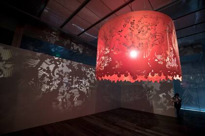 Una gran lámpara en La Gran Lámpara del CCK, obra de Johana Wilhelm