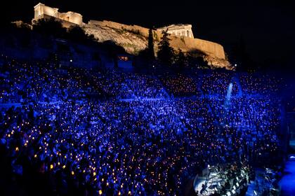 Una gran multitud disfrutó de la velada al pie de la Acrópolis.