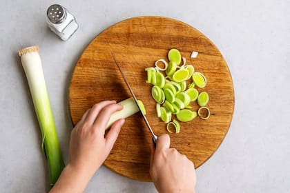 Una gran opción es hacer crema de puerros con cheddar gratinado