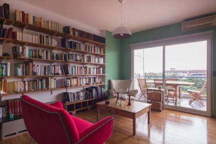 Una gran pared con biblioteca de punta a punta en una casa de alquiler, una oferta para cuidar