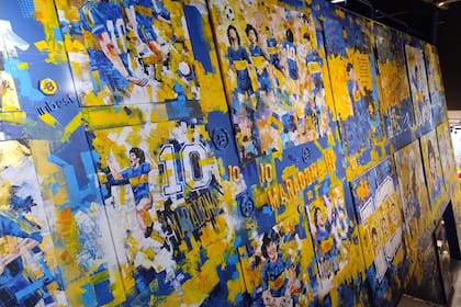 Una gran pared homenajea a Diego Maradona con un collage de ilustraciones, a modo de arte callejero.