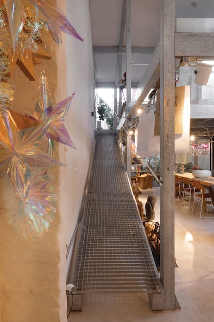 Una gran rampa, también de malla metálica, conecta la planta baja con el piso de arriba.