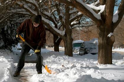 La tormenta arrojó cuantiosa nieve y fuertes vientos sobre las planicies centrales en Minnesota, Wisconsin y el norte de Michigan