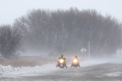 Se estima que cerca de 55 millones de personas viajan por tierra o aire durante este fin de semana largo, pero varias carreteras en el oeste y Medio Oeste fueron bloqueadas por la nieve