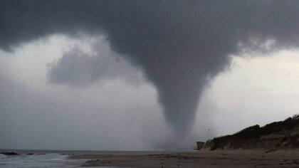 Una gran tromba pudo verse en las costas uruguayas