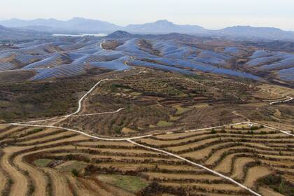Una granja solar opera junto al poblado de Donggou el viernes 10 de noviembre de 2023, en la provincia de Hebei, en el norte de China. (AP Foto/Ng Han Guan)