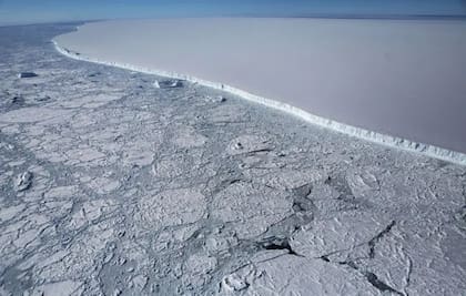 Una grieta en la plataforma Larsen C comenzó a crecer rápidamente a fines de 2016 y principios de 2017, lo que finalmente provocó que el iceberg A-68 se desprendiera