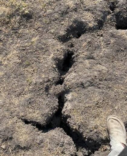 Una grieta en la tierra por la sequía