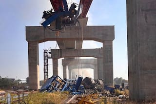 Una grúa de construcción cae sobre un tren de pasajeros en Tailandia. Hay al menos 12 muertos