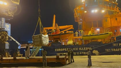 Una grúa descarga parte de la ayuda humanitaria que Solidaire llevó a Sudán