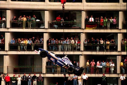 Una grúa retira el Williams-Renault del canadiense Jacques Villeneuve; el Gran Premio de Mónaco de 1996 tuvo 22 participantes y apenas tres vieron la bandera de cuadros.