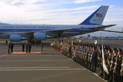 Una guardia de honor recibe al avión presidencial estadounidense Air Force One en la pista aérea de Moscú, en 2002