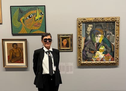 Una guardia de seguridad de la bienal posa junto a Diego y yo, de Frida Kahlo, y el Retrato de Ramón Gómez de la Serna, de Diego Rivera
