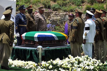 Una guardia militar rinde tributo a Nelson Mandela antes del entierro en su pueblo de Qunu