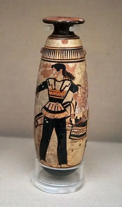 Una guerrera amazona en un vaso de alabastro griego que se cree data del año 470 a.C.