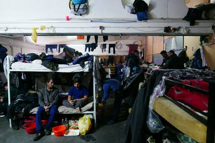 Una habitación del campo de acogida de Miral ocupada por migrantes pakistaníes