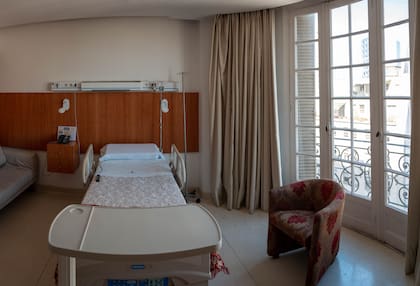 Una habitación del Sanatorio Anchorena del Callao que conserva el ventanal y balcón francés del centenario edificio