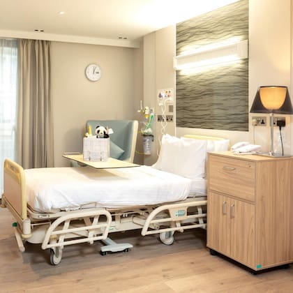 Una habitación "estándar" del hospital cuyo precio es de US$ 4800 por noche