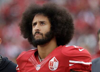 Colin Kaepernick, el jugador de fútbol americano que se quedó sin equipo luego de realizar protestas y arrodillarse durante la ejecución del himno estadounidense