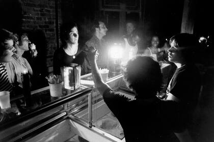 Una heladería vende helado en la oscuridad. (Paul Hosefros/The New York Times)