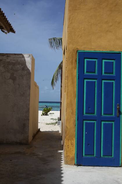 Una hendija urbana con vista al mar, en Gran Roque.