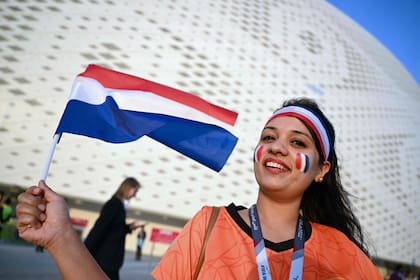 Una hincha de los Países Bajos festeja el triunfo de su selección 