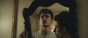 La escalofriante razón por la que no hay que poner espejos frente a la cama