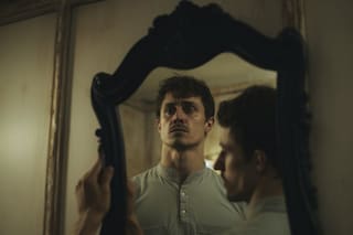 La escalofriante razón por la que no hay que poner espejos frente a la cama