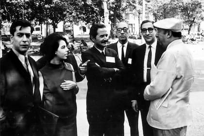 Una histórica fotografía de los años 60: de izquierda a derecha, Mario Vargas Llosa con su mujer, Patricia, Carlos Fuentes, Juan Carlos Onetti; el crítico Emir Rodruíguez Monegal y Pablo Neruda