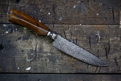 Una hoja de sus cuchillos se forja con 300 láminas de distintos aceros.
