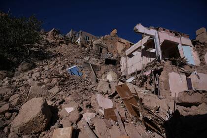 Una hombre observa los escombros de las casas provocados por el terremoto, a 10 de septiembre de 2023, en Moulay Brahim, provincia de Al Haouz (Marruecos)